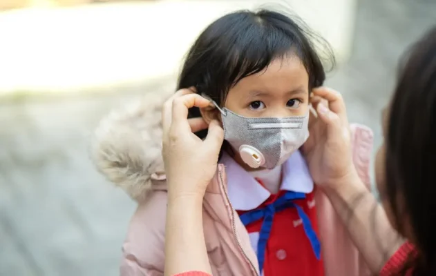 วิธีป้องกันฝุ่นละออง PM 2.5 เพื่อสุขภาพลูกและครอบครัว 4 Child wearing face mask 2
