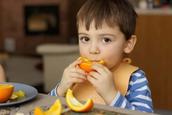 ผ้ากันน้ำลายเด็ก-กันเปื้อน (BIBS) แบบไหนที่ซับน้ำลายได้ดี? 3 cute brunette boy sitting 1140x760 1