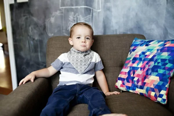 ผ้ากันน้ำลายเด็ก-กันเปื้อน (BIBS) แบบไหนที่ซับน้ำลายได้ดี? 4 toddler looking grumpy and wearing a bib 1 1140x760 1